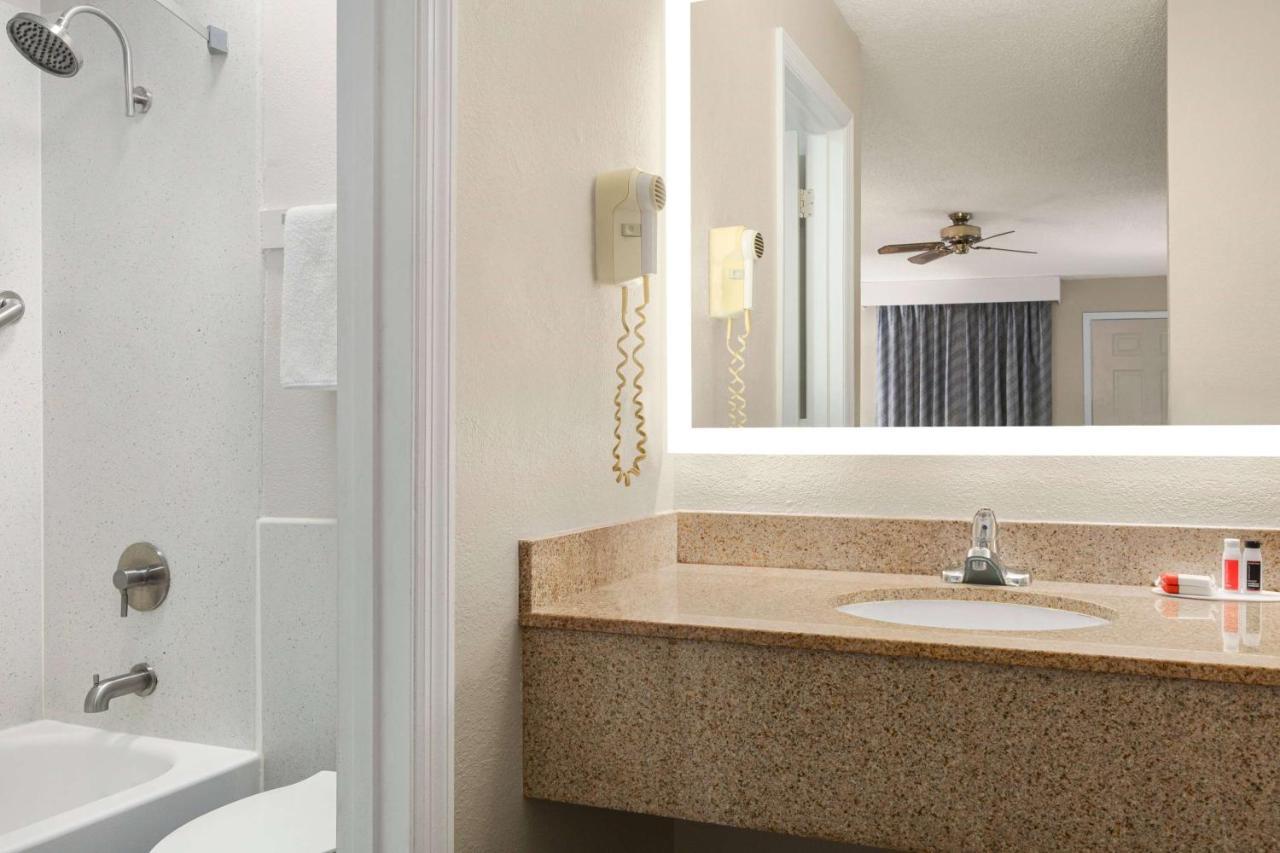 Days Inn By Wyndham Demopolis Bagian luar foto