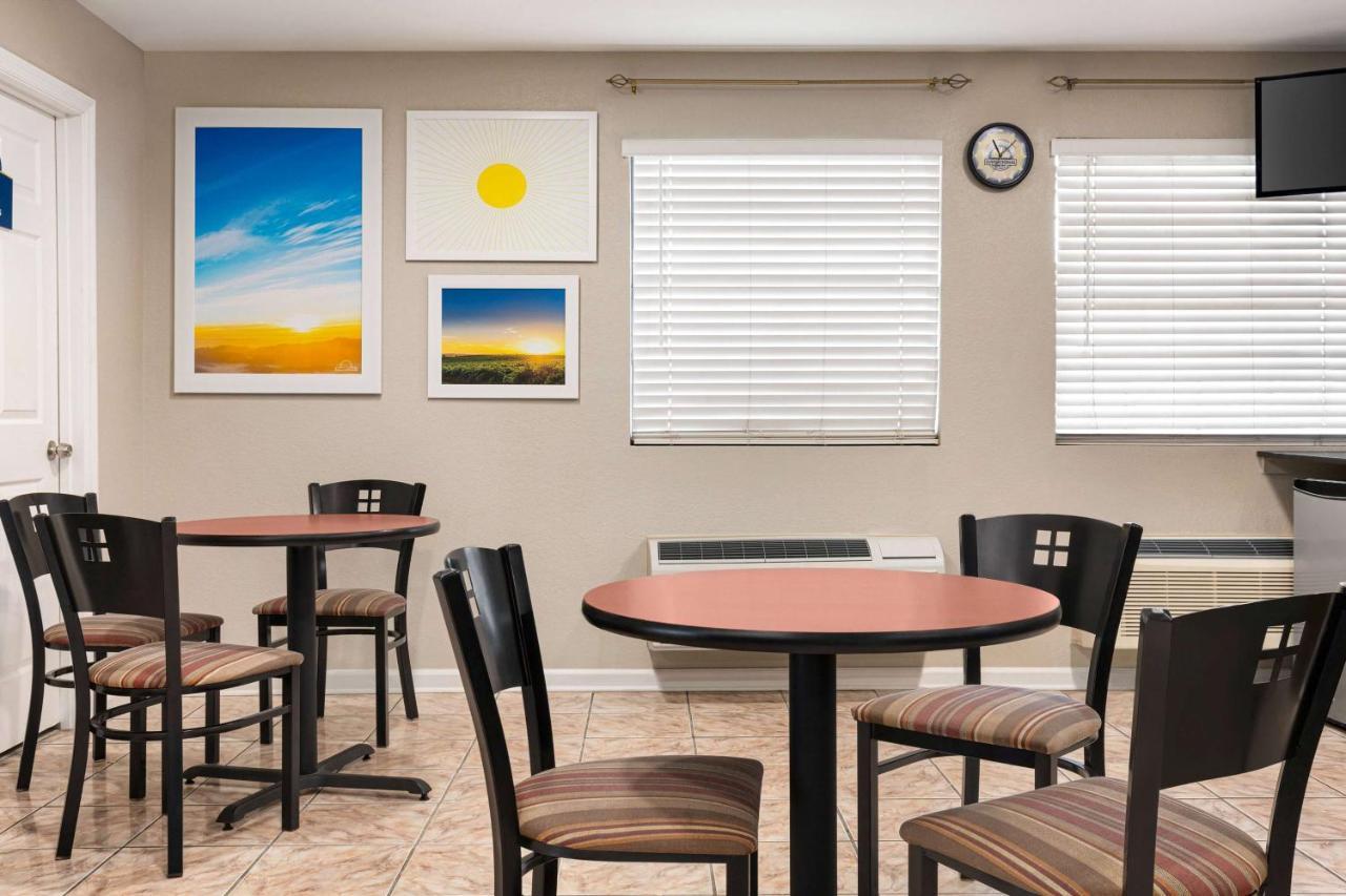 Days Inn By Wyndham Demopolis Bagian luar foto