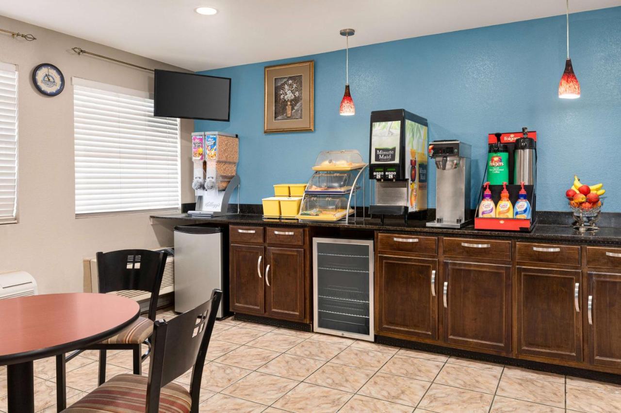 Days Inn By Wyndham Demopolis Bagian luar foto