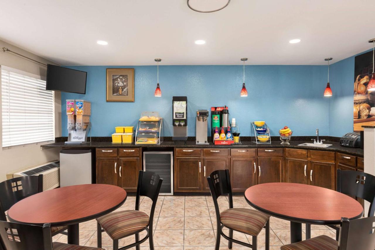 Days Inn By Wyndham Demopolis Bagian luar foto