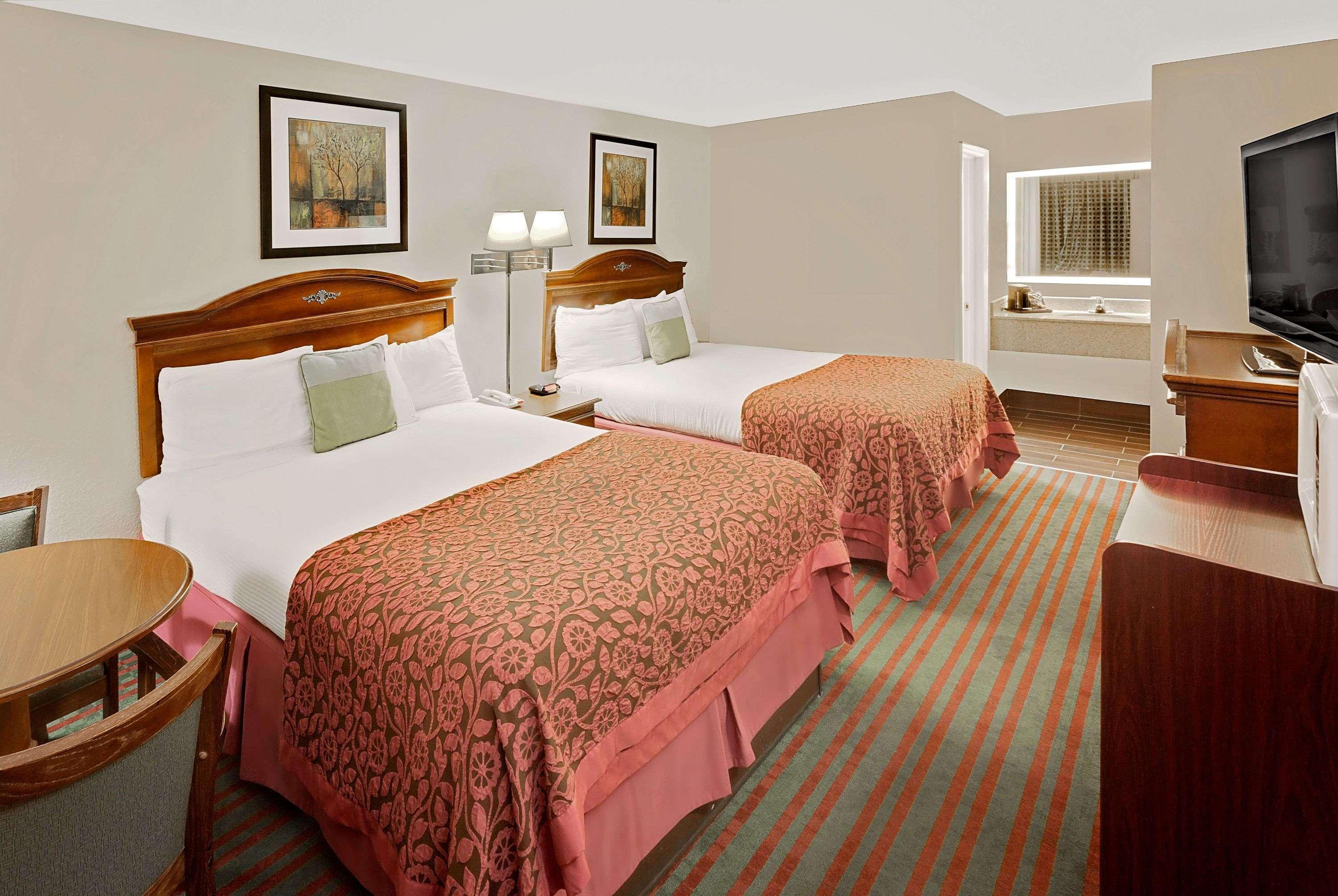 Days Inn By Wyndham Demopolis Bagian luar foto