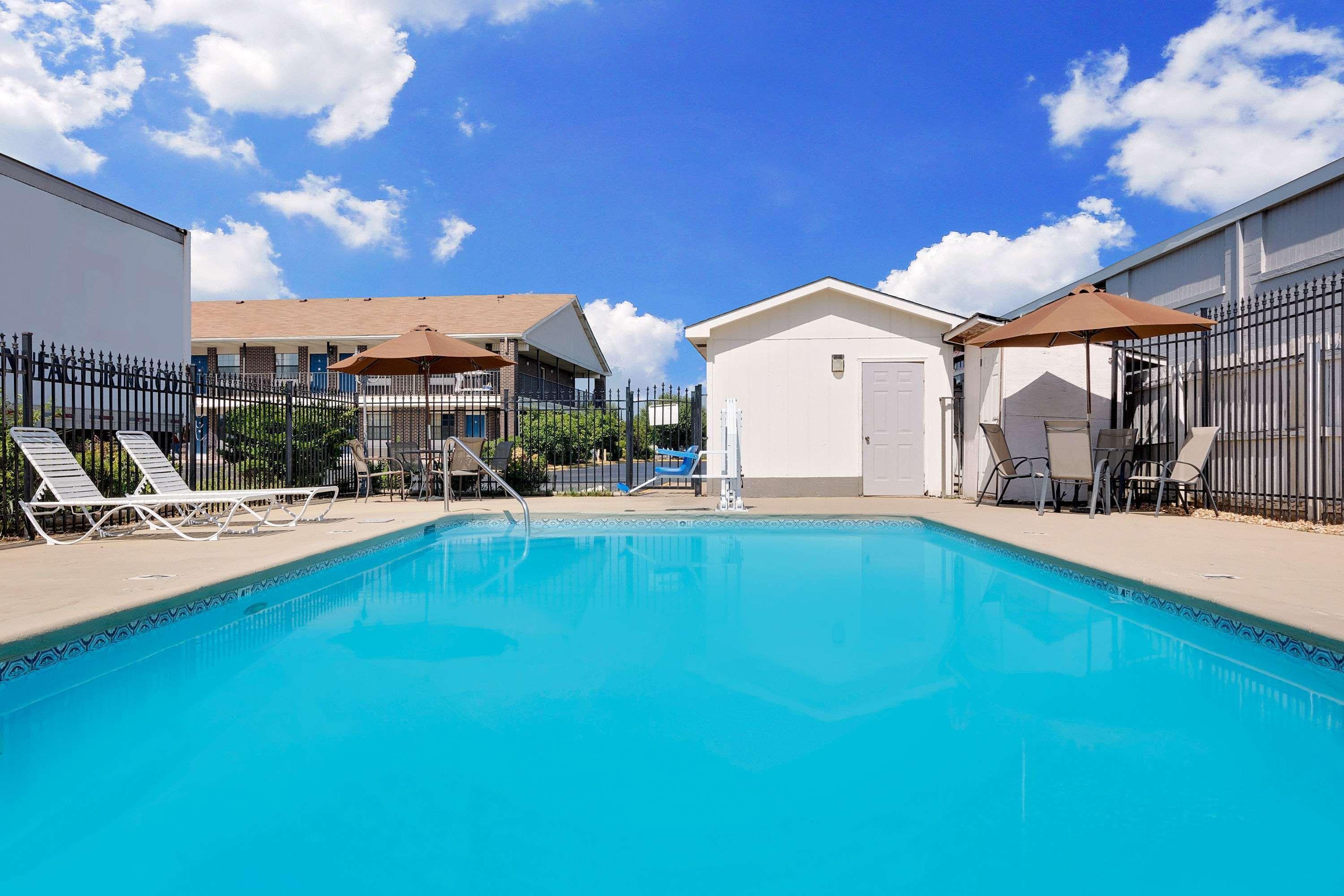 Days Inn By Wyndham Demopolis Bagian luar foto