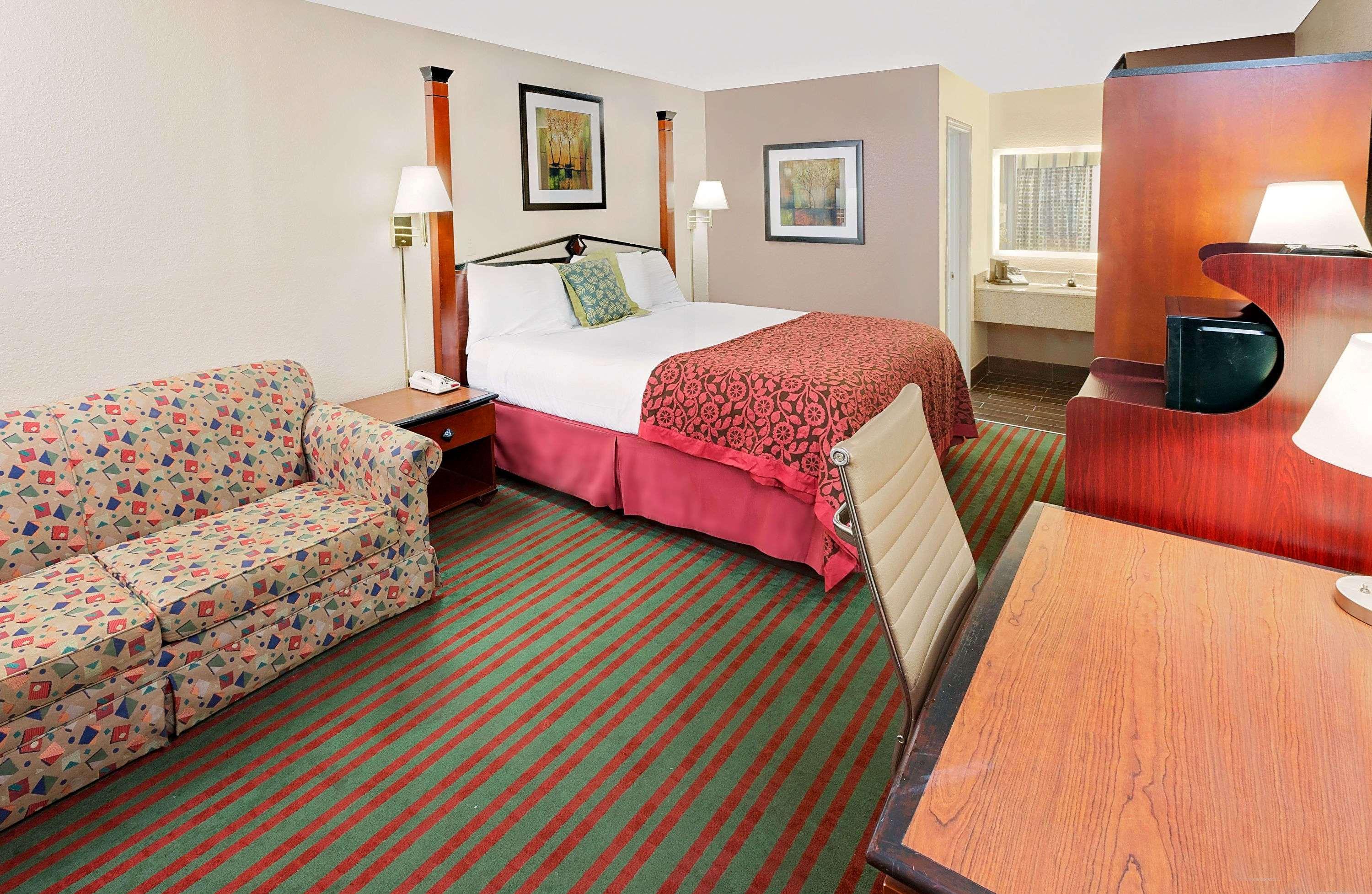Days Inn By Wyndham Demopolis Bagian luar foto