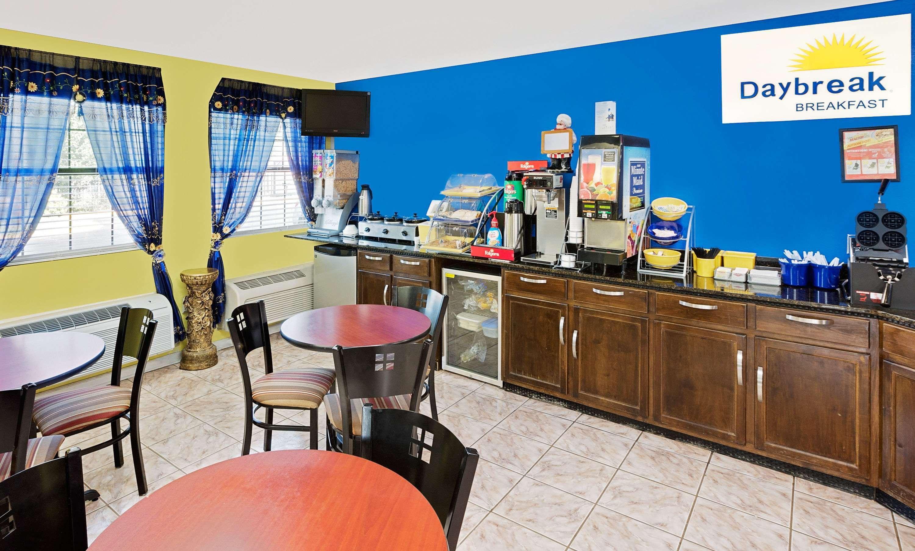 Days Inn By Wyndham Demopolis Bagian luar foto