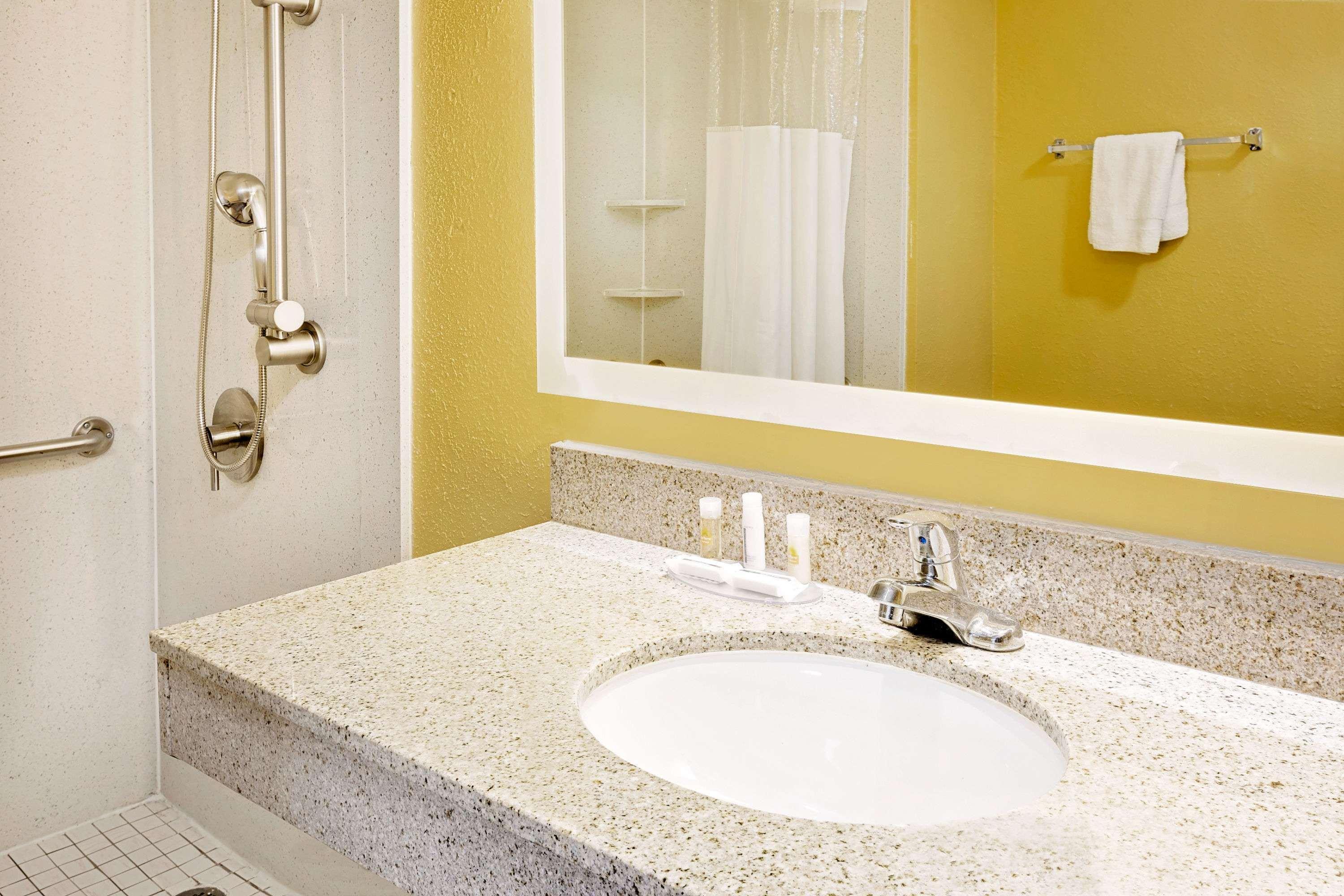 Days Inn By Wyndham Demopolis Bagian luar foto